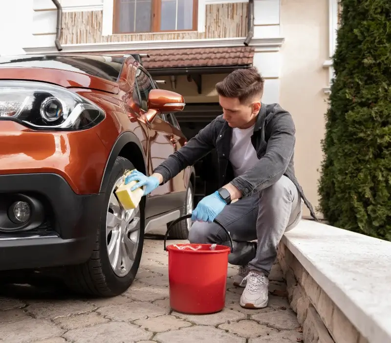 Lavage auto à domicile Saint-Étienne-des-Oullières : professionnel intervenant sur un véhicule